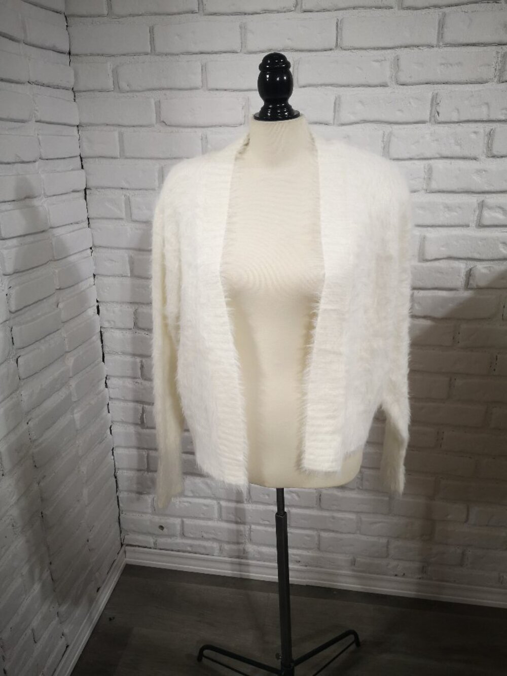 Wearing Your Heart On Your Sleeves Ladies Size Medium White Eyelash Cardigan